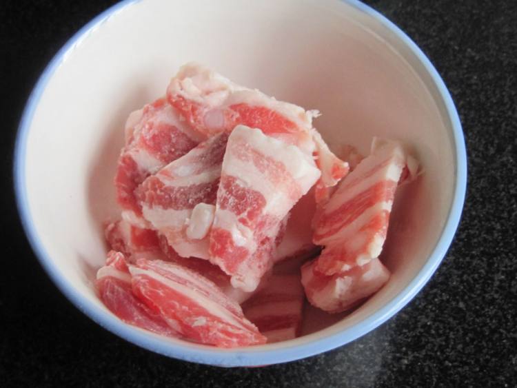 芹菜回锅肉步骤1