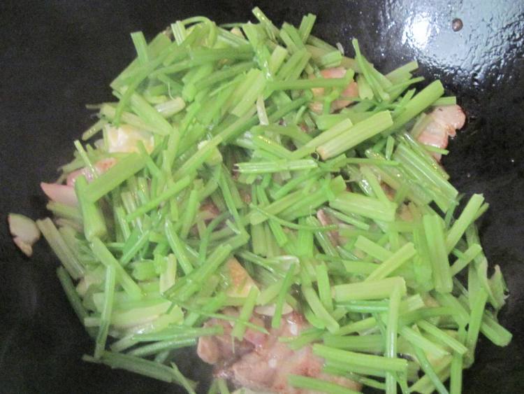 芹菜回锅肉步骤8