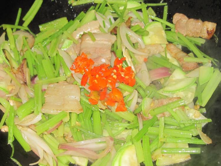 芹菜回锅肉步骤10