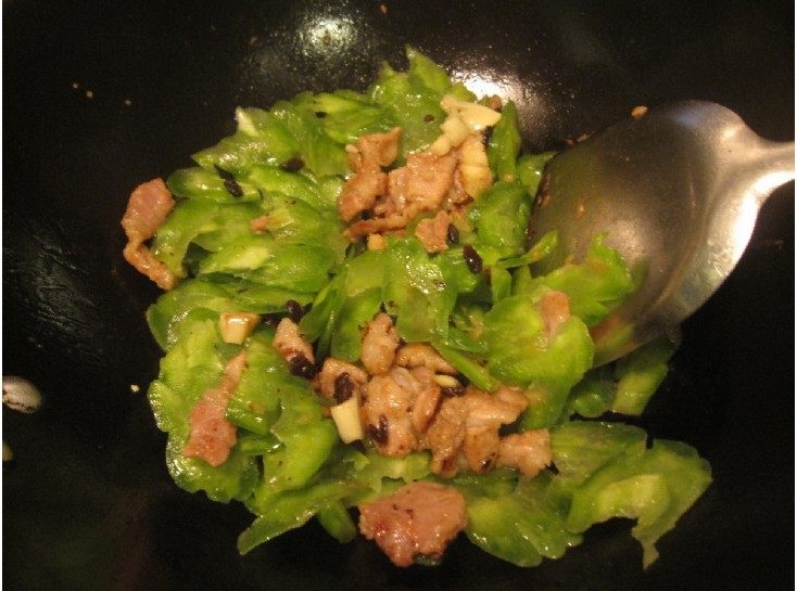 蒜蓉豆豉炒苦瓜步骤10