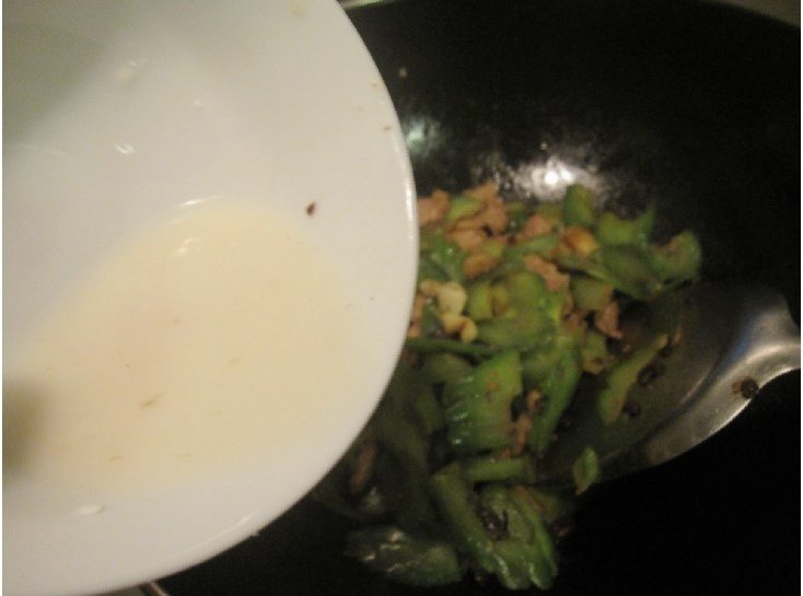 蒜蓉豆豉炒苦瓜步骤13