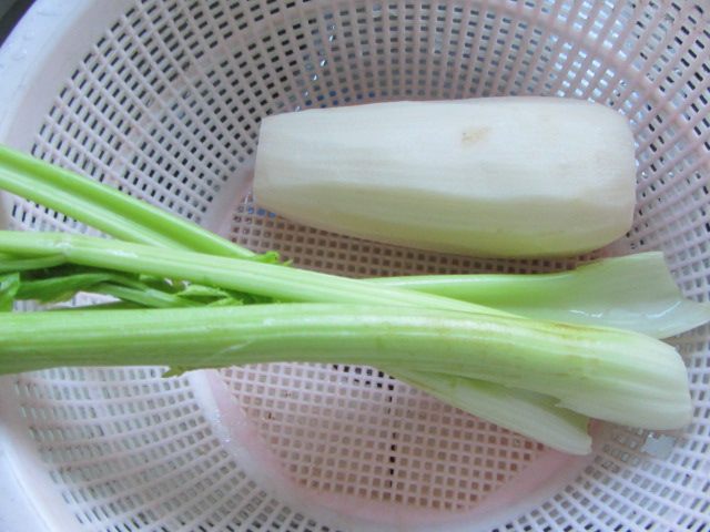 芹菜瘦肉炒藕丁步骤1