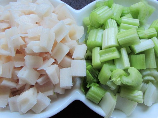 芹菜瘦肉炒藕丁步骤3