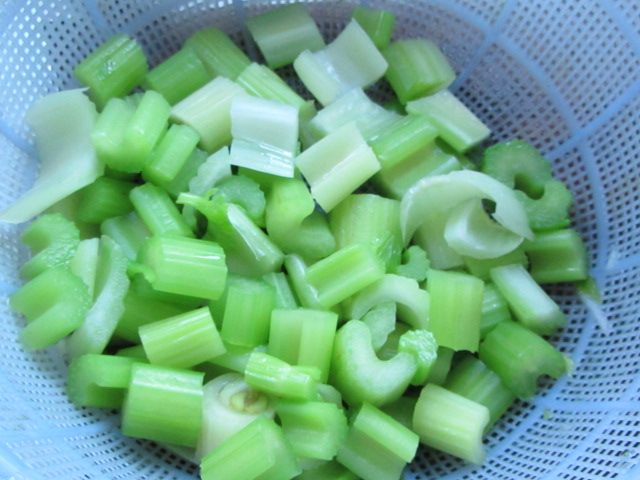 芹菜瘦肉炒藕丁步骤7