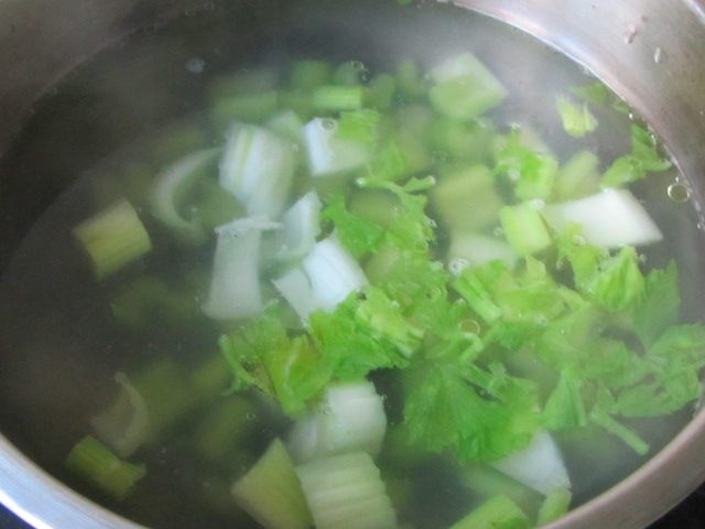芹菜瘦肉炒藕丁步骤6