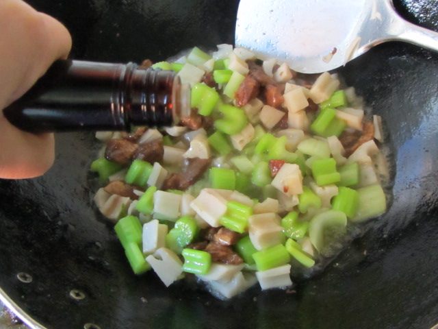 芹菜瘦肉炒藕丁步骤11