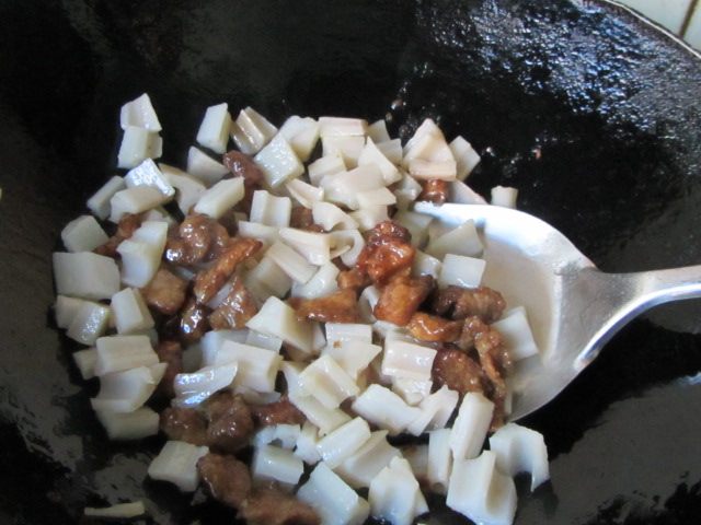 芹菜瘦肉炒藕丁步骤9