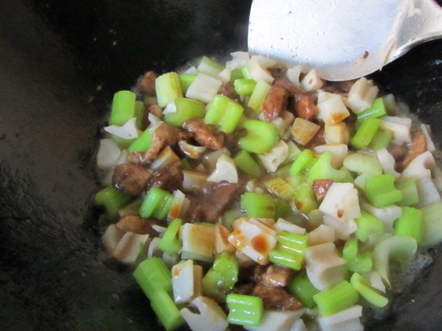 芹菜瘦肉炒藕丁步骤12