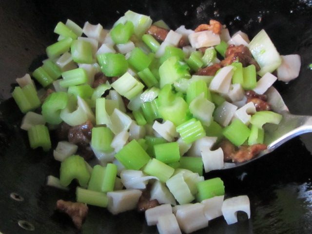 芹菜瘦肉炒藕丁步骤10