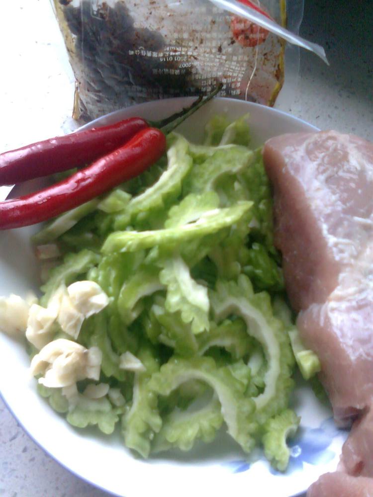 肉片炒苦瓜步骤1