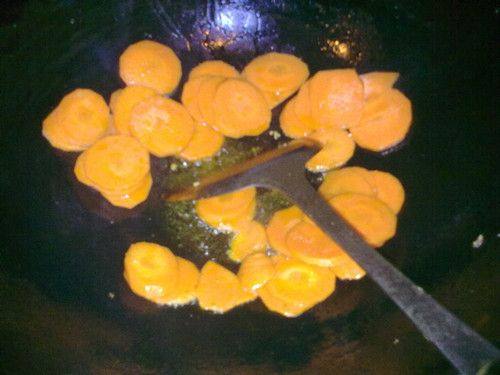 木耳胡萝卜炒肉片步骤3