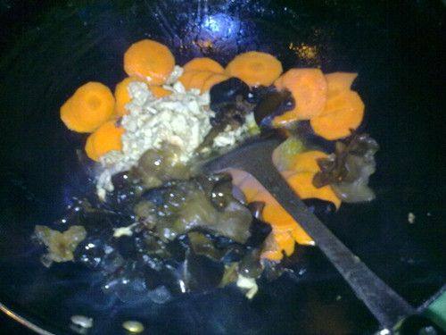 木耳胡萝卜炒肉片步骤4