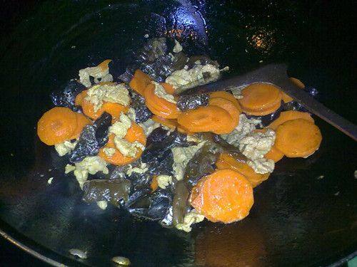 木耳胡萝卜炒肉片步骤5