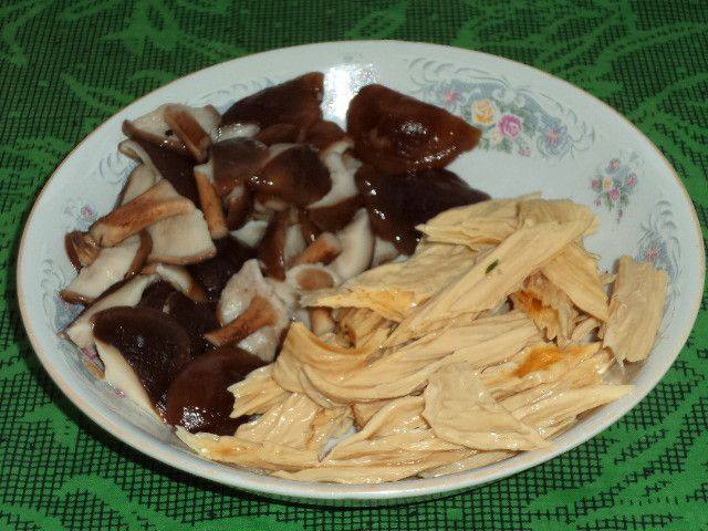 腐竹香菇炒黄瓜步骤3