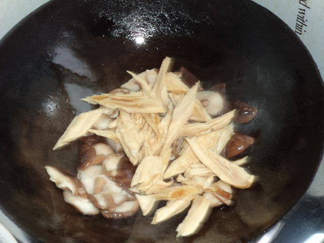 腐竹香菇炒黄瓜步骤6