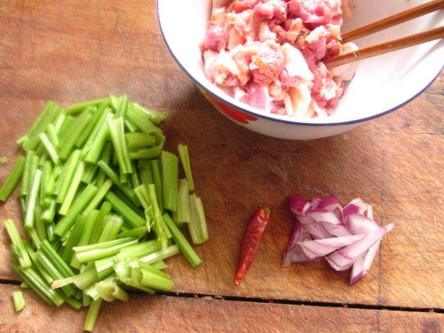 芹菜小炒肉步骤1