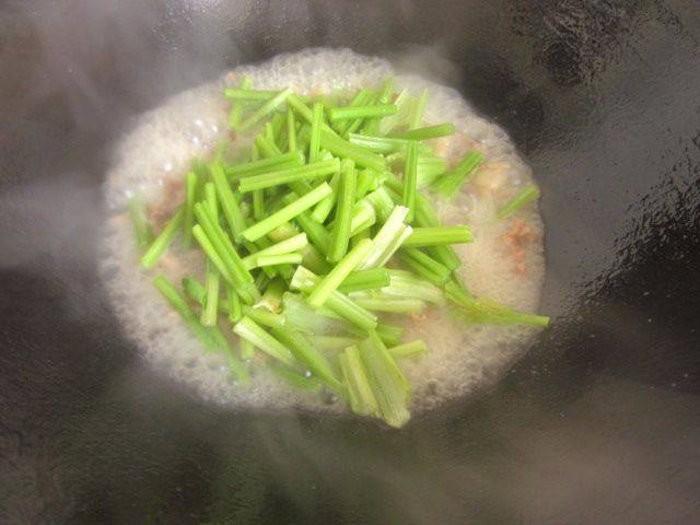 芹菜小炒肉步骤5