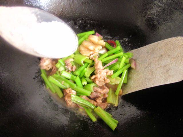 芹菜小炒肉步骤7