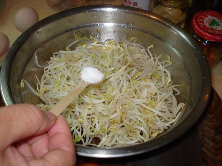 黑木耳拌绿豆芽步骤7