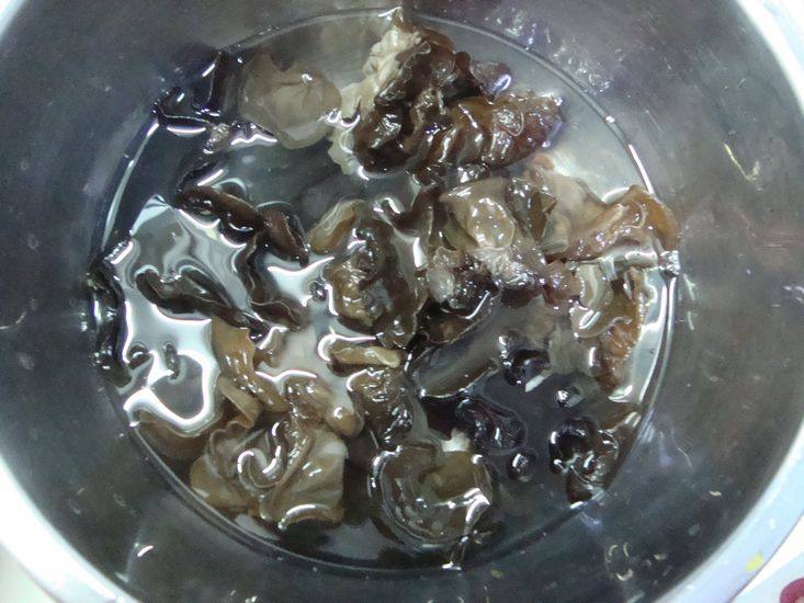 香芹拌木耳步骤3