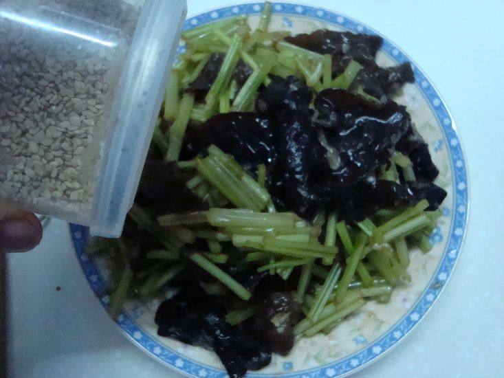 香芹拌木耳步骤7