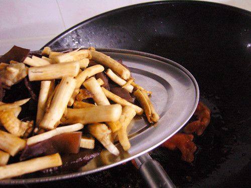 黑木耳茶树菇炒鸡丁步骤5