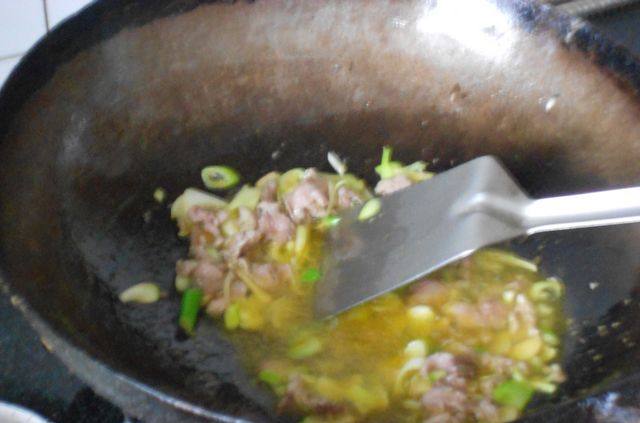 干豆腐炒肉片芹菜步骤4