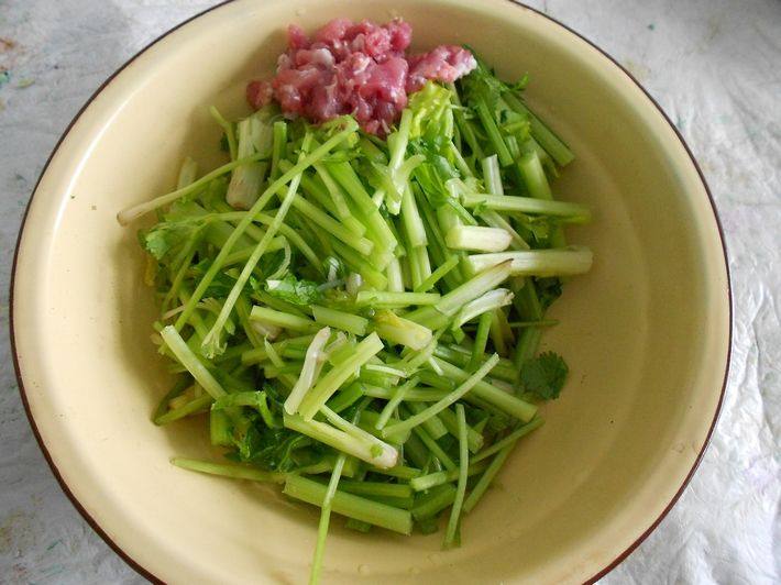 干豆腐炒肉片芹菜步骤1