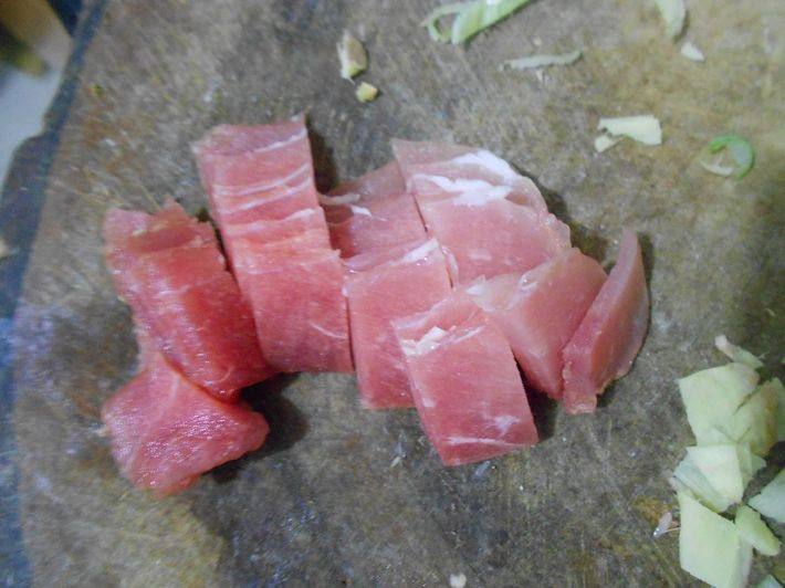 干豆腐炒肉片芹菜步骤2