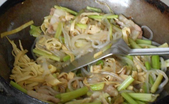 干豆腐炒肉片芹菜步骤7