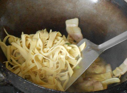 干豆腐炒肉片芹菜步骤5