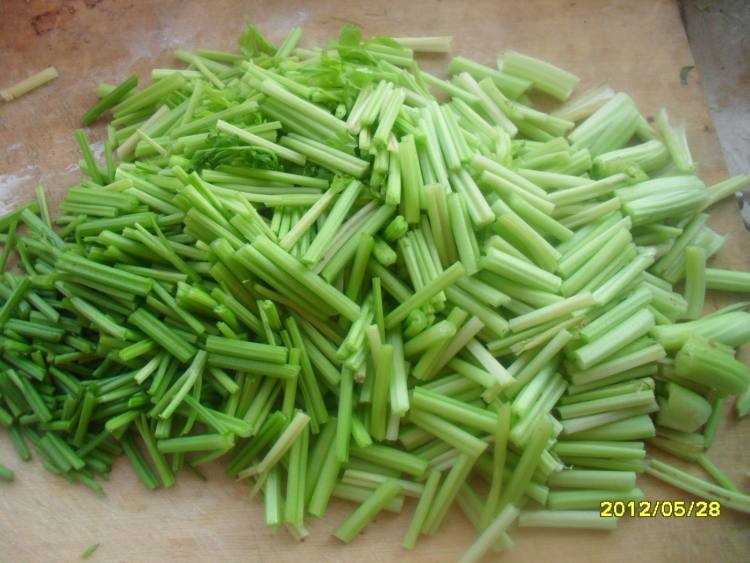 西红柿炒芹菜步骤2