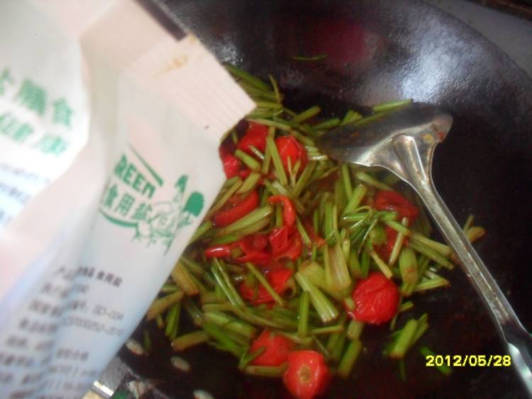 西红柿炒芹菜步骤9