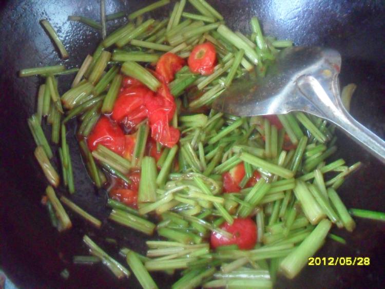 西红柿炒芹菜步骤8