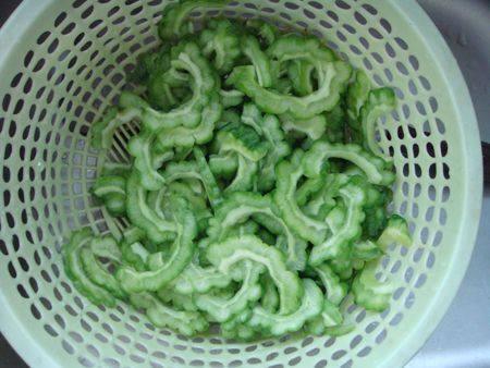 豆瓣苦瓜炒鸡蛋步骤1