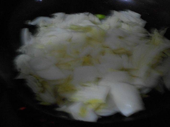 土豆炒白菜胡萝卜步骤3