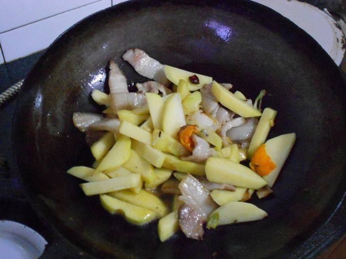 土豆炒白菜胡萝卜步骤2