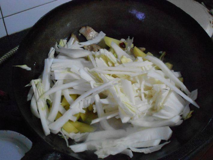 土豆炒白菜胡萝卜步骤4
