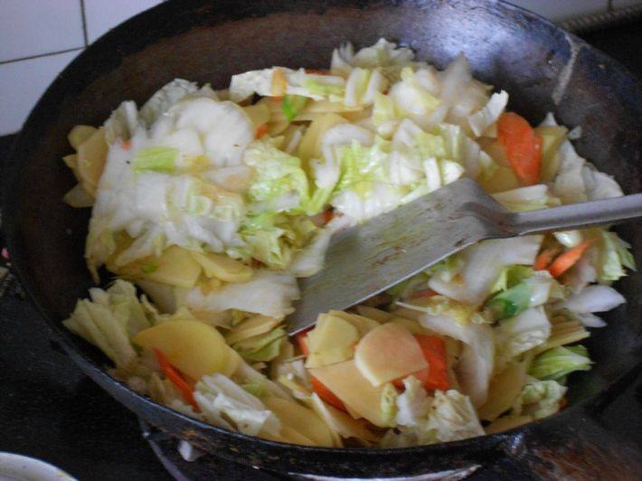 土豆炒白菜胡萝卜步骤5