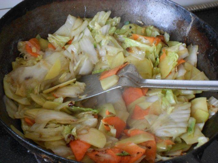 土豆炒白菜胡萝卜步骤6
