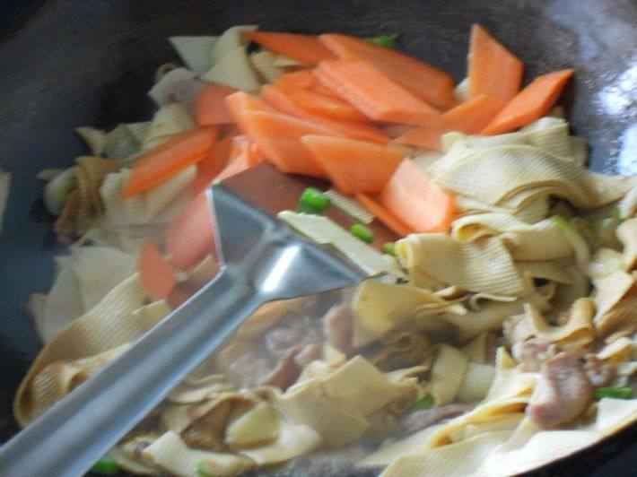 肉炒白菜干豆腐步骤4