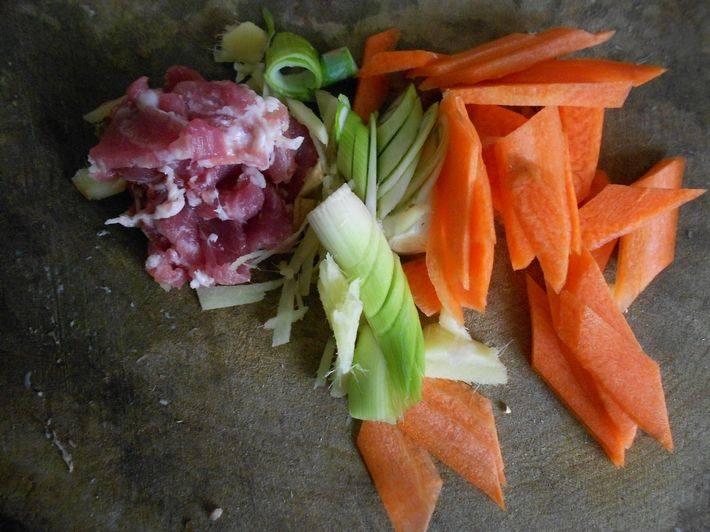 肉炒白菜干豆腐步骤1