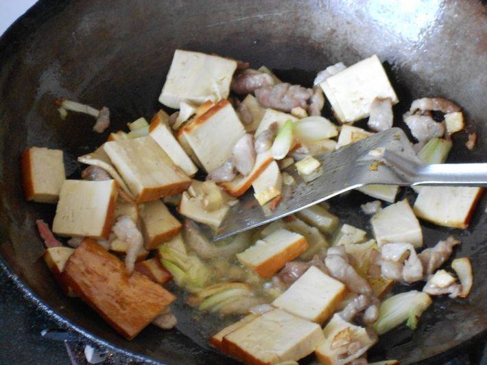 炒豆干白菜片步骤5