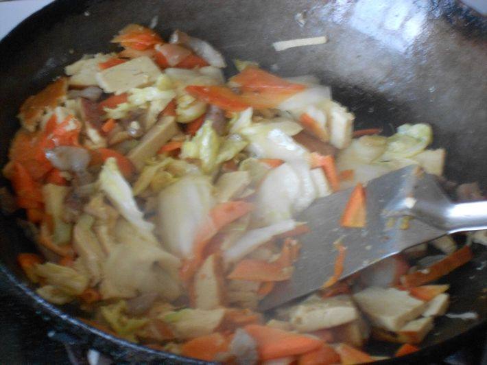 炒豆干白菜片步骤6
