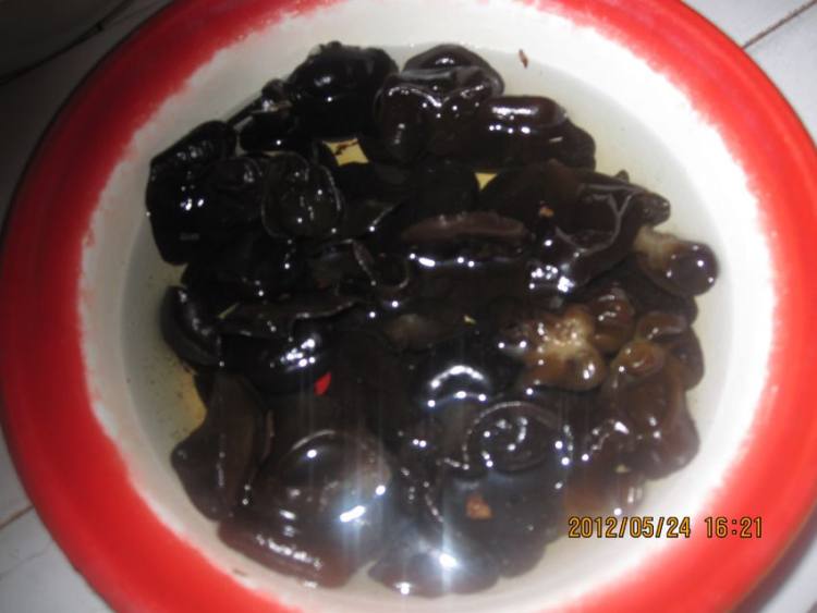 木耳黄瓜鸡蛋汤步骤1