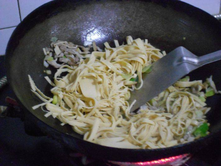 韭菜炒豆芽干豆腐步骤3