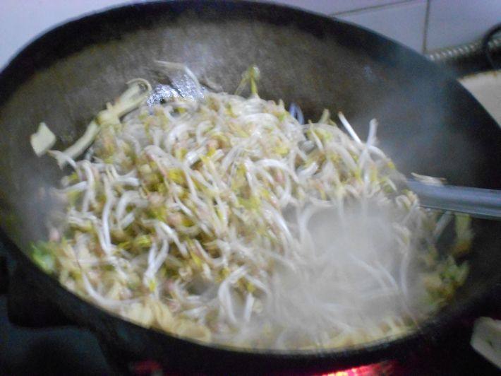 韭菜炒豆芽干豆腐步骤4