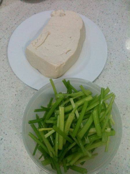 芹菜豆腐步骤1