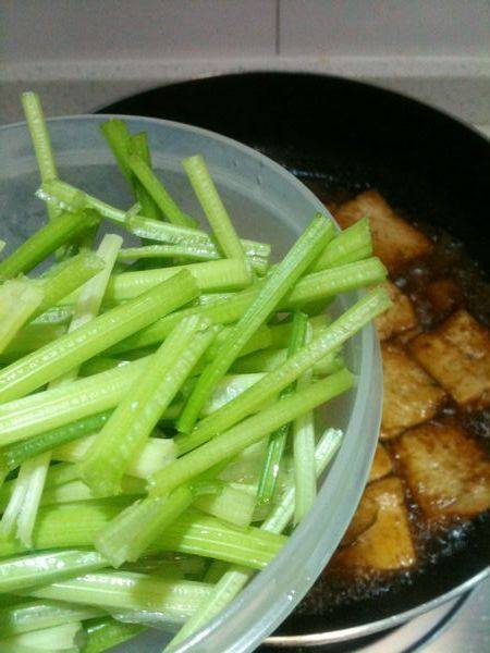 芹菜豆腐步骤5