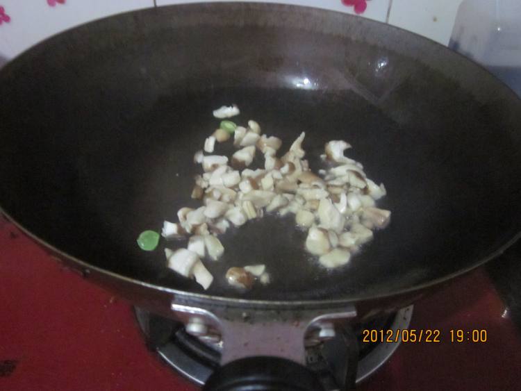 芸豆炒香菇步骤3